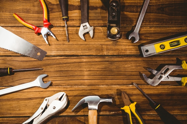 Herramientas de bricolaje dispuestas en la mesa.