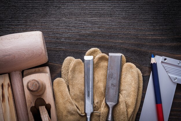 Herramientas de carpintero y guantes de cuero.