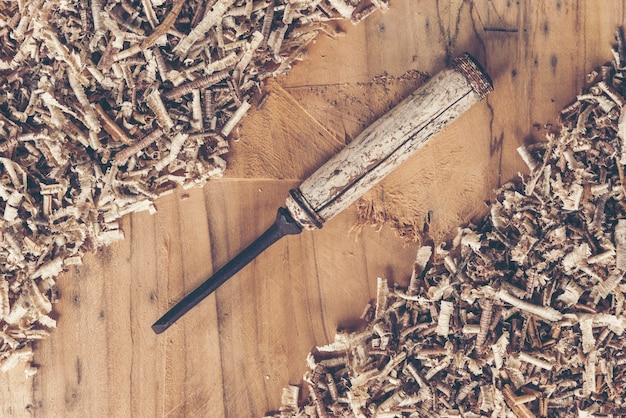 Herramientas de carpintero en la mesa de madera con aserrín. Vista superior del lugar de trabajo de Carpenter