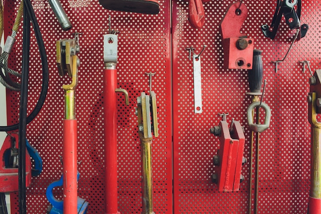 Herramientas para coche dispuestas en la pared.