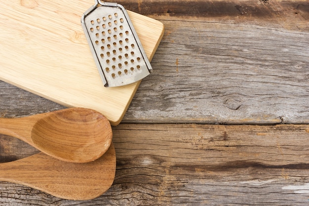 Foto herramientas de cocina en el fondo de madera.