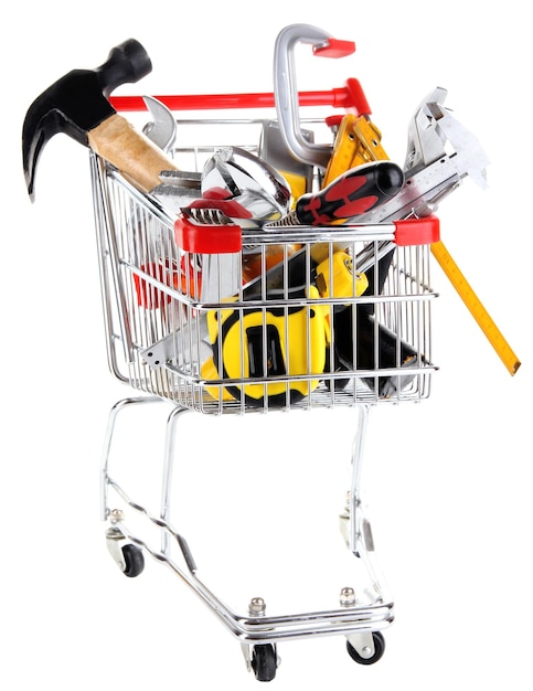 Herramientas de construcción en el carrito de compras aisladas en blanco