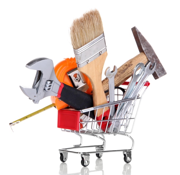 Herramientas de construcción en el carrito de compras aisladas en blanco