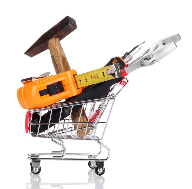 Herramientas de construcción en el carrito de compras aisladas en blanco