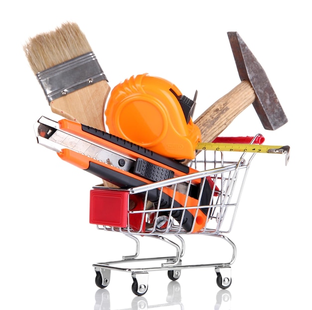 Herramientas de construcción en carro de compras aislado en blanco