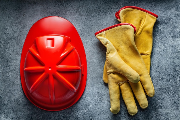 Foto herramientas de construcción casco rojo y guantes amarillos