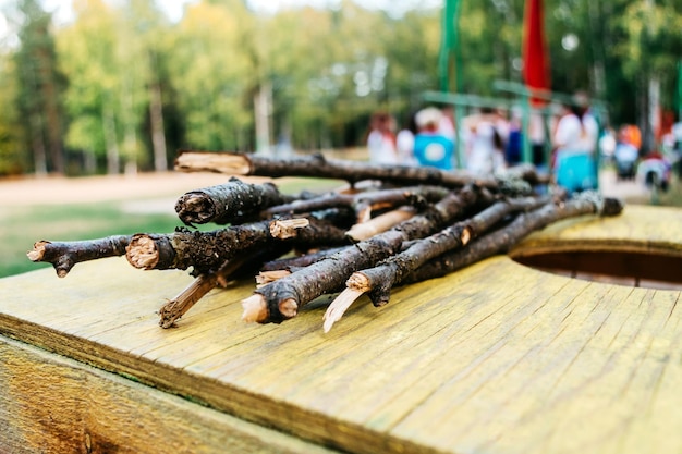 Herramientas de construcción de equipos de verano en el bosque