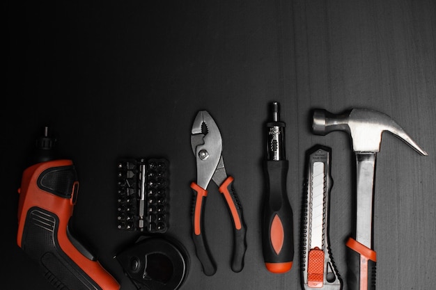 herramientas de construcción en mesa negra