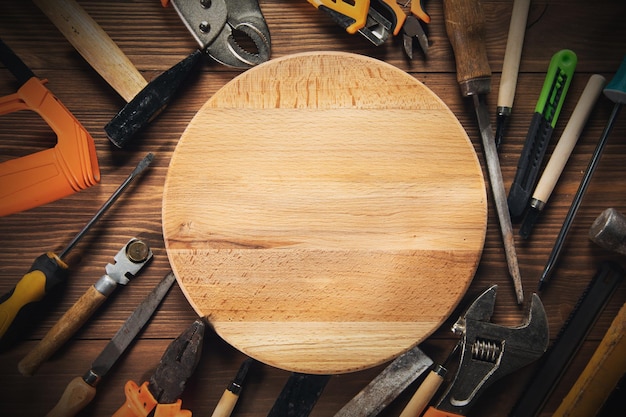 Herramientas de construcción con un patrón sobre un fondo de mesa de madera