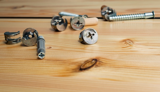 Foto herramientas de construcción. los tornillos, tuercas y tornillos de la mesa de madera.