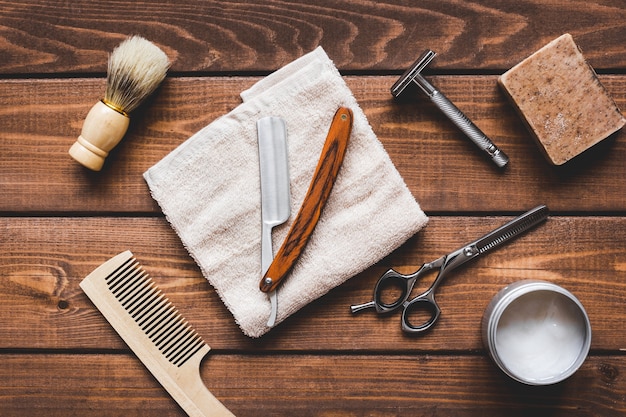 Herramientas para cortar la barba vista superior de barbería sobre fondo de madera