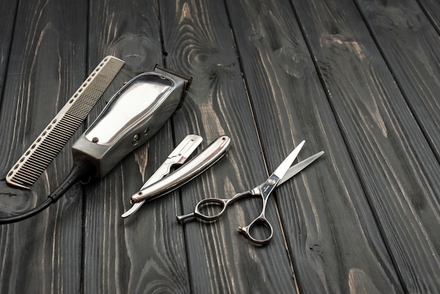 Foto herramientas de corte de pelo de los hombres sobre un fondo oscuro de madera.