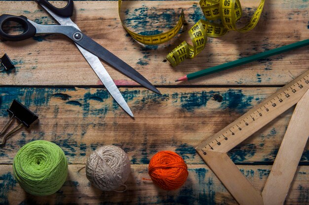 Foto herramientas para coser y tijeras de hilo hechas a mano