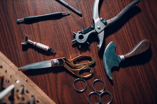 Herramientas de curtidor para artículos de cuero en el taller Proceso de trabajo del artesano del cuero