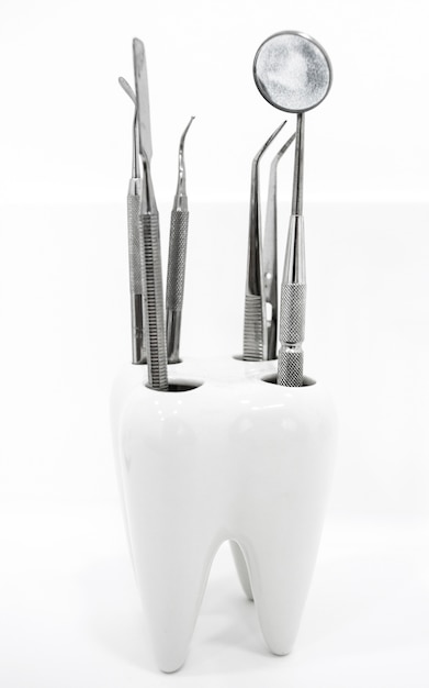 Herramientas dentales aisladas en blanco