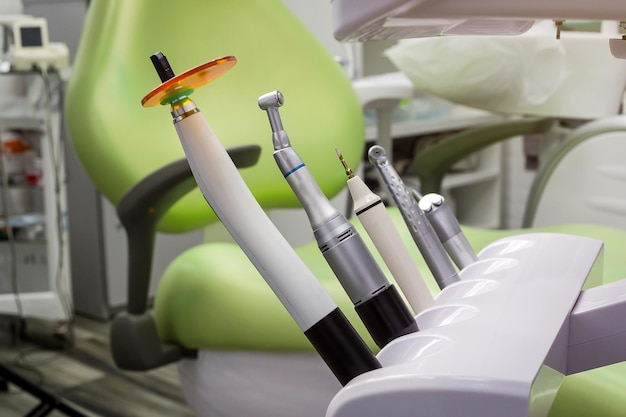 Herramientas dentales sobre fondo blanco vista superior Estomatología