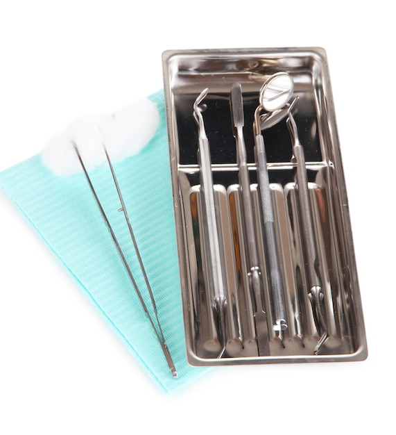 Herramientas de dentista aisladas en blanco