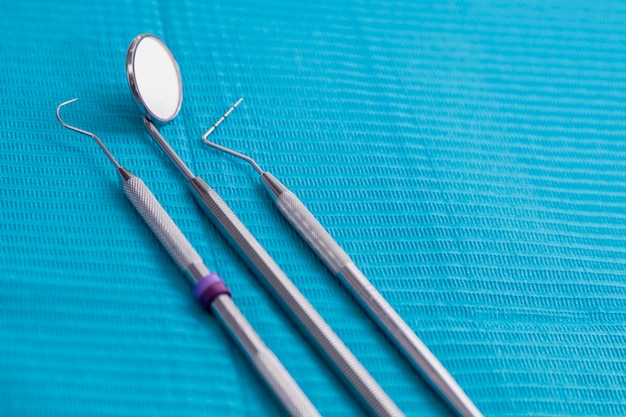 Herramientas de dentista sobre fondo de tela azul