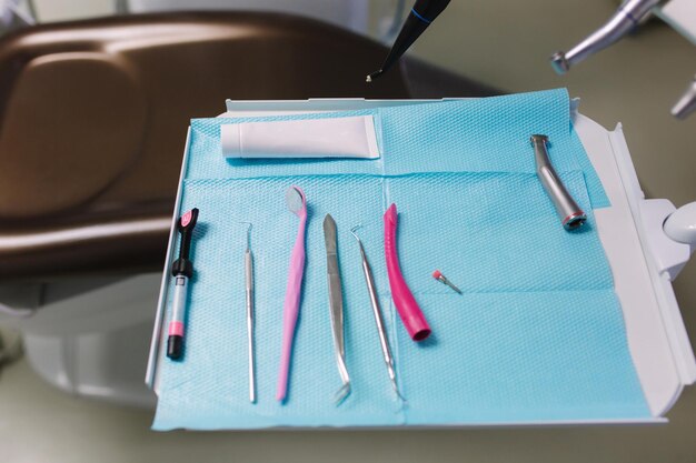 Herramientas de dentista sobre la mesa en la clínica