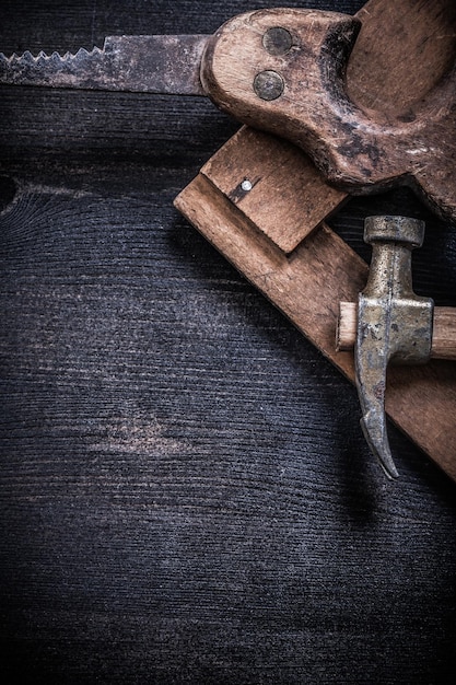 Foto herramientas desordenadas vintage en concepto de construcción de tablero de madera