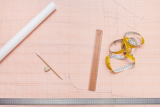 Foto herramientas para dibujar patrones de ropa en papel cuadriculado