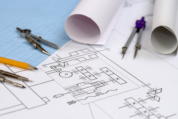 Herramientas de dibujo en el boceto técnico en la mesa de cerca