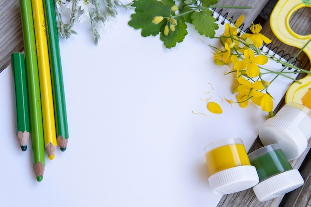 Herramientas de dibujo de maqueta de hoja de papel vacía sobre un fondo