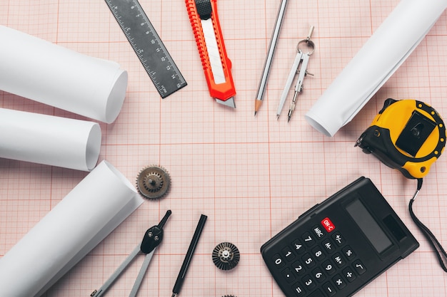 herramientas de dibujo en papel cuadriculado rojo con espacio de copia