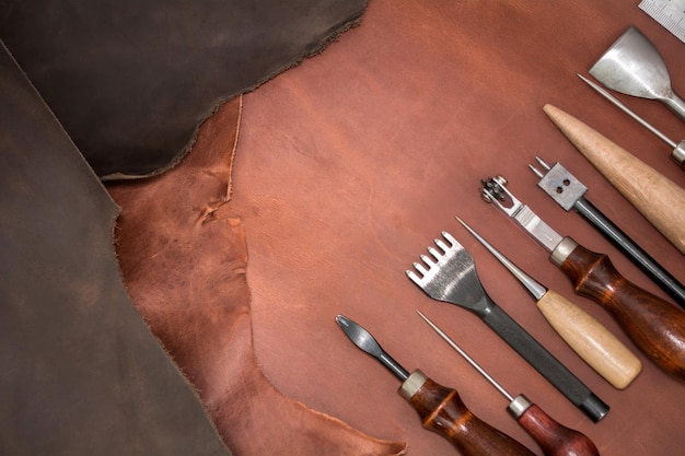 Herramientas para la elaboración del cuero y piezas de cuero marrón Fabricación de cuero