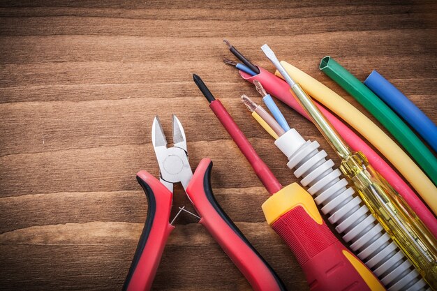 Herramientas eléctricas en mesa de madera