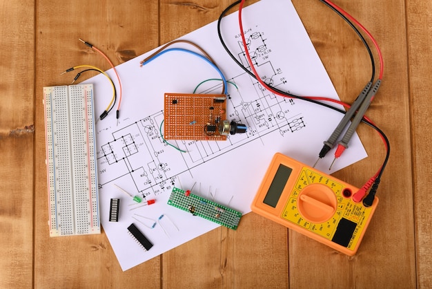Foto herramientas de electricista para reparar placas de circuitos eléctricos vista superior