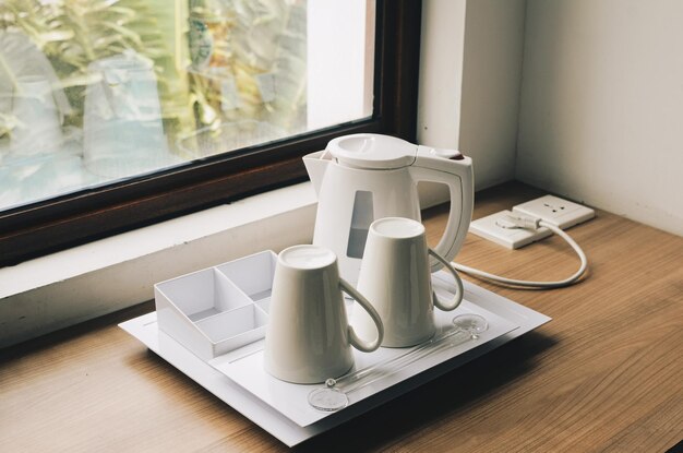 Herramientas de hospitalidad en el hotel Un conjunto de herramientas para preparar té o café.