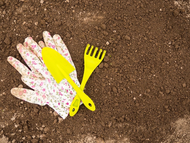 Foto herramientas de jardín n concepto de jardinería o plantación trabajar en el jardín