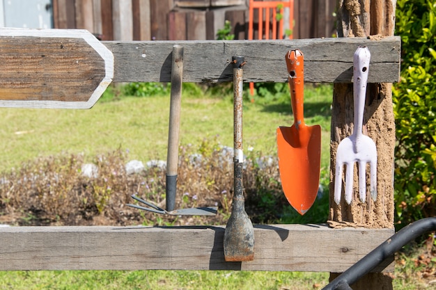 Herramientas de jardinería colgar en riel de madera