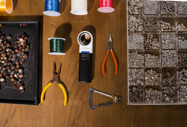 Herramientas de joyería. Lugar de trabajo Goldsmith. Artesanía a mano. Taller.