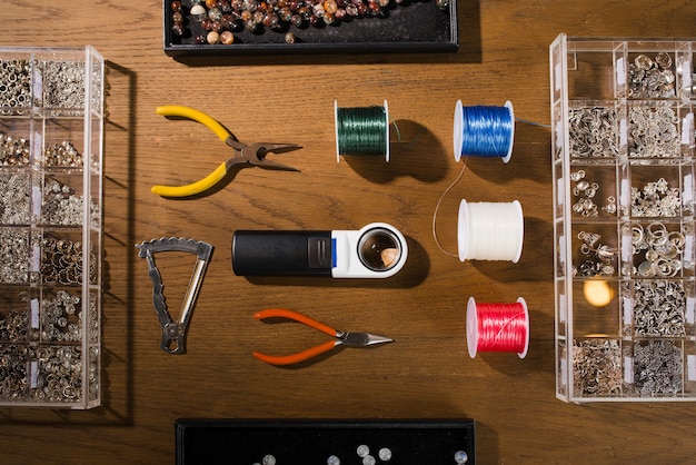 Herramientas de joyería. Lugar de trabajo Goldsmith. Artesanía a mano. Taller.