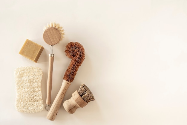 Foto herramientas de limpieza de cocina de desperdicio cero vista superior sobre fondo blanco.