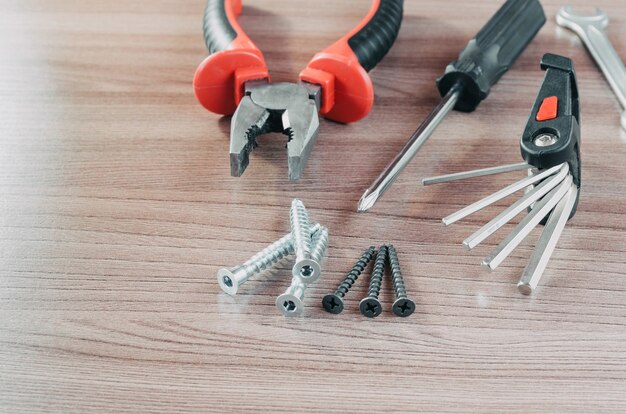 Herramientas de mano en una mesa de madera de renovación de herramientas