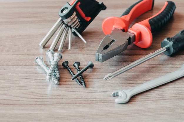 Herramientas de mano en una mesa de madera de renovación de herramientas