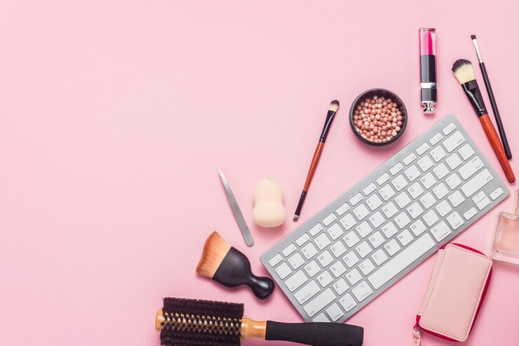 Foto herramientas de maquillaje y belleza, teclado sobre un fondo rosa. el concepto de aprendizaje a través de internet, el orden de los cosméticos en la tienda en línea. vista plana, vista superior.