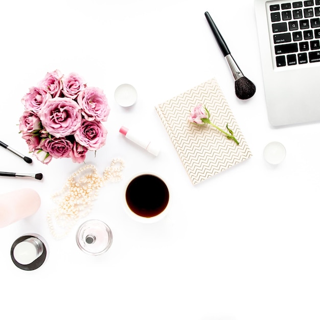 Herramientas de maquillaje Espacio de trabajo de oficina en casa Pinceles de maquillaje de moda femenina taza de café sobre fondo blanco Composición plana Vista superior Lay plano