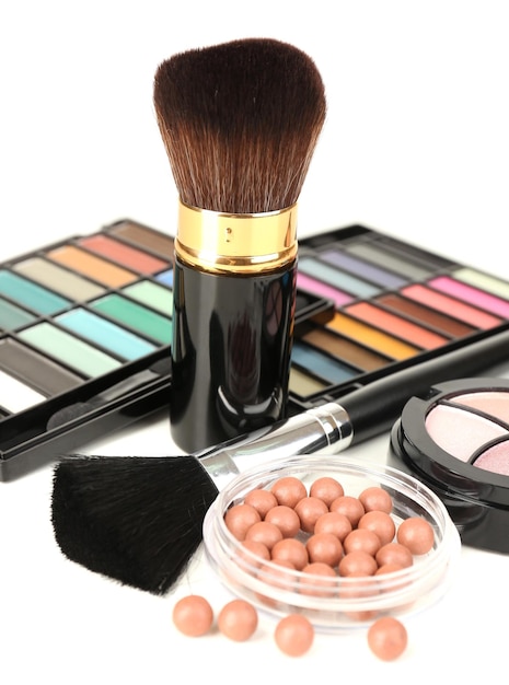 Herramientas de maquillaje profesional aisladas en blanco