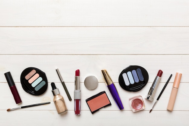 Herramientas de maquillaje profesional Vista superior Endecha plana Cosméticos decorativos de belleza Juego de pinceles de maquillaje y paleta de sombras de ojos en el fondo de la mesa Estilo minimalista