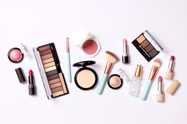 Herramientas de maquillaje profesionales. Productos de maquillaje. Un conjunto de diversos productos para el maquillaje. Foto de alta calidad