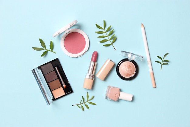 Herramientas de maquillaje profesionales. Productos de maquillaje. Un conjunto de diversos productos para el maquillaje. Foto de alta calidad