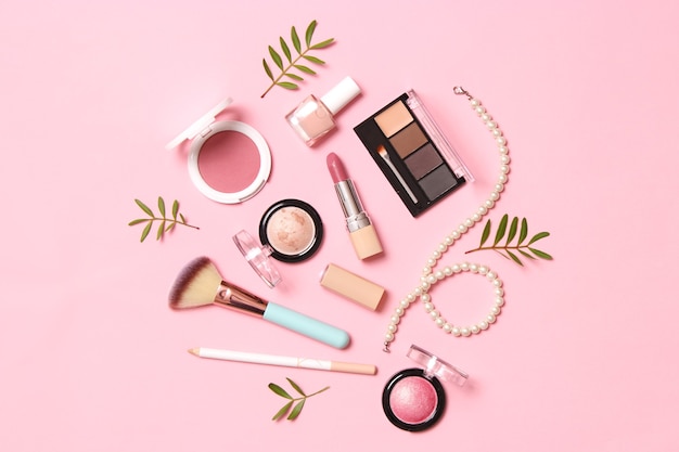 Herramientas de maquillaje profesionales, productos de maquillaje, un conjunto de diversos productos para el maquillaje.