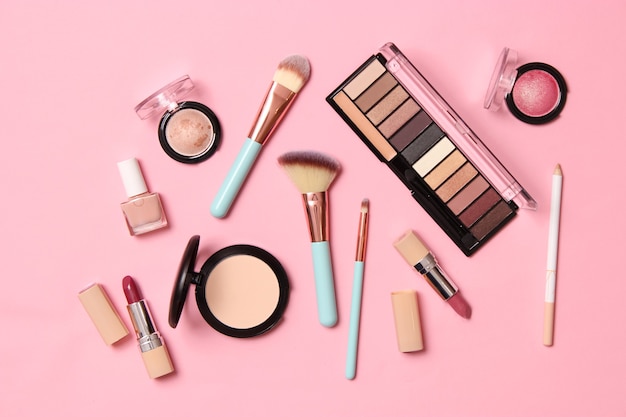 Herramientas de maquillaje profesionales, productos de maquillaje, un conjunto de diversos productos para el maquillaje.