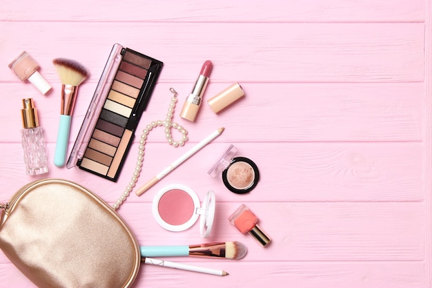 Herramientas de maquillaje profesionales, productos de maquillaje, un conjunto de diversos productos para el maquillaje.