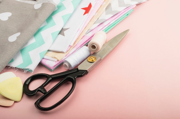 Foto herramientas y materiales para coser, tijeras, hilos, tizas, telas. costura, moda y estilo.