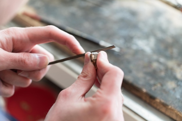 Herramientas de orfebres en el lugar de trabajo de joyería